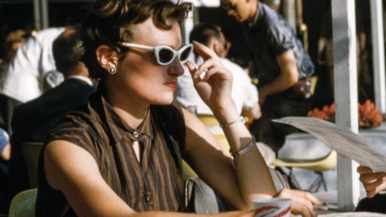 Zwei Frauen im 50er-Jahre-Look sitzen auf der Terasse eines Cafés.