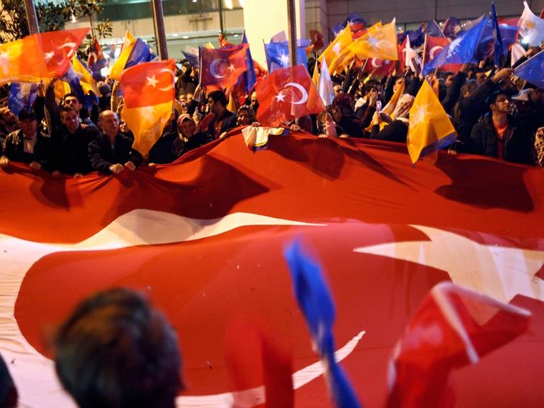 Anhänger der AKP feiern den Wahlsieg