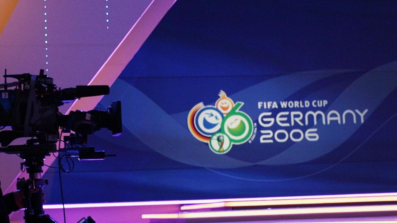 Eine Kamera steht vor einer Bühne mit dem Logo der Fußball-WM 2006. Eine Kamera steht vor einer Bühne mit dem Logo der Fußball-WM 2006.