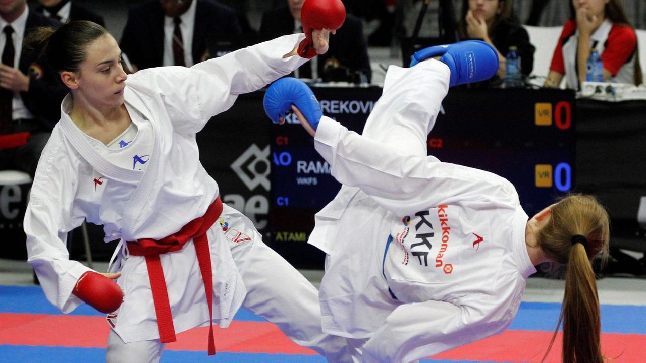 Die Karate-Kämpferin Adelina Rama bei der WM in Madrid: Sie trug die Initalien des Verbandes (KKF) statt des Kosovos (RKS) auf ihrer Kleidung. 