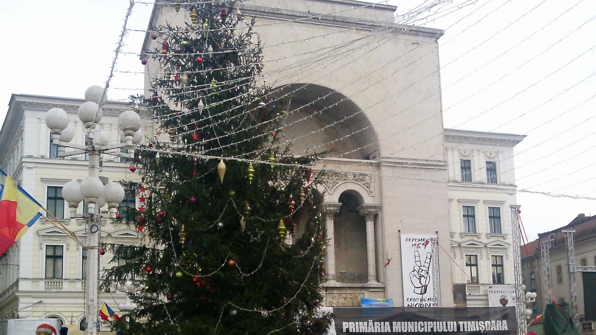 Vom Balkon der Oper von Temeswar verlasen die Anführer des Aufstandes gegen die kommunistischen Diktatur vor 25 Jahren ihre Manifeste. Nun breitet sich dort vorweihnachtliche Atmosphäre aus. Vom Balkon der Oper von Temeswar verlasen die Anführer des Aufstandes gegen die kommunistischen Diktatur vor 25 Jahren ihre Manifeste. Nun breitet sich dort vorweihnachtliche Atmosphäre aus.