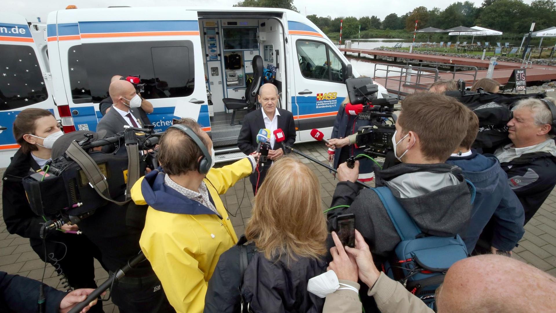 Olaf Scholz (SPD), Kanzlerkandidat der Sozialdemokraten, gibt ein Statement vor Pressevertretern ab, nachdem er im Rahmen des Wahlkampfes der SPD Brandenburg den Wünschewagen des Arbeiter-Samariter-Bundes im Stadthafen von Teltow besucht hat. Olaf Scholz (SPD), Kanzlerkandidat der Sozialdemokraten, gibt ein Statement vor Pressevertretern ab, nachdem er im Rahmen des Wahlkampfes der SPD Brandenburg den Wünschewagen des Arbeiter-Samariter-Bundes im Stadthafen von Teltow besucht hat.