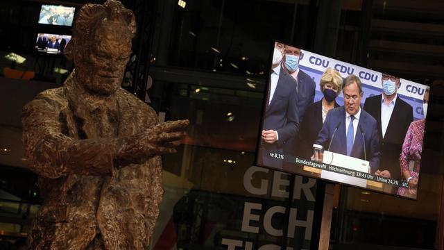 Monitor mit Armin Laschet neben der Statue von Willy Brandt beim Wahlabend zur Bundestagswahl im Willy-Brandt-Haus der SPD in Berlin