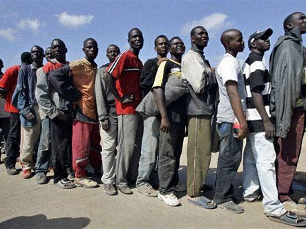 Afrikanische Immigranten stehen in einem Auffanglager in der spanischen Exklave Melilla in Marokko für Essen an. Afrikanische Immigranten stehen in einem Auffanglager in der spanischen Exklave Melilla in Marokko für Essen an.