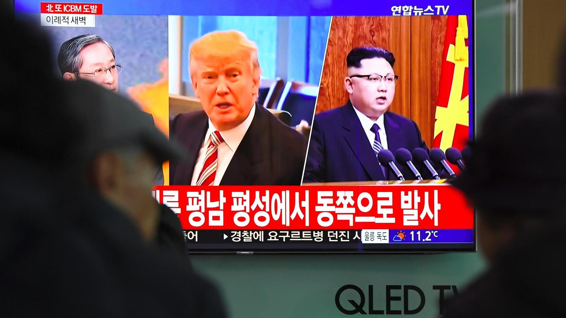 In einer Bahnstation in Seoul in Südkorea stehen Menschen vor einem TV-Bildschirm, auf dem US-Präsident Donald Trump und Nordkoreas Machthaber Kim Jong-Un zu sehen sind. In einer Bahnstation in Seoul in Südkorea stehen Menschen vor einem TV-Bildschirm, auf dem US-Präsident Donald Trump und Nordkoreas Machthaber Kim Jong-Un zu sehen sind.