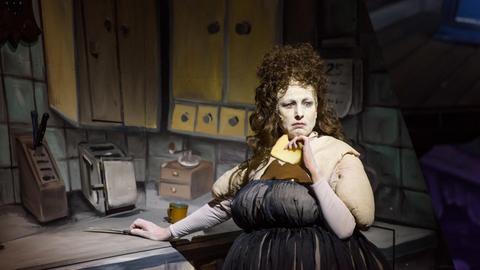 Corinna Harfouch probt als Lady Macbeth auf der Bühne des Deutschen Nationaltheaters Weimar