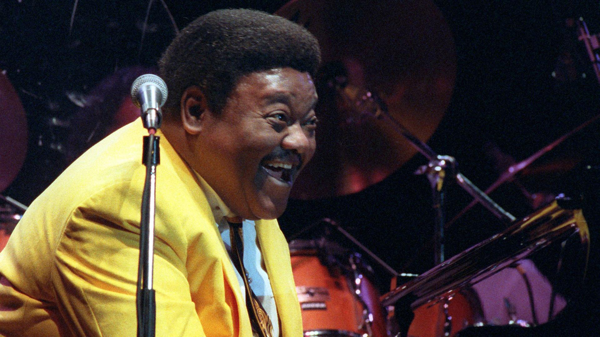 Der Urvater des Rock'n Roll, Fats Domino, Foto vom 19.11.1993. Lange bevor die Musik ihren Namen erhielt spielte sie Fats Domino bereits. Er komponierte rund ein Dutzend Rock'n Roll-Standards, brachte insgesamt 66 Songs in die Pop-Charts, verkaufte weltweit über 60 Millionen Schallplatten und konnte 23 Mal Gold für seine Singles einheimsen. Seit seinem neunten Lebensjahr spielt der in New Orleans geborene Musiker Klavier. Der Urvater des Rock'n Roll, Fats Domino, Foto vom 19.11.1993. Lange bevor die Musik ihren Namen erhielt spielte sie Fats Domino bereits. Er komponierte rund ein Dutzend Rock'n Roll-Standards, brachte insgesamt 66 Songs in die Pop-Charts, verkaufte weltweit über 60 Millionen Schallplatten und konnte 23 Mal Gold für seine Singles einheimsen. Seit seinem neunten Lebensjahr spielt der in New Orleans geborene Musiker Klavier.