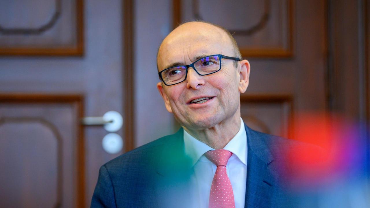 Erwin Sellering (SPD), früherer Ministerpräsident von Mecklenburg-Vorpommern, bei einer Pressekonferenz Erwin Sellering (SPD), früherer Ministerpräsident von Mecklenburg-Vorpommern, bei einer Pressekonferenz