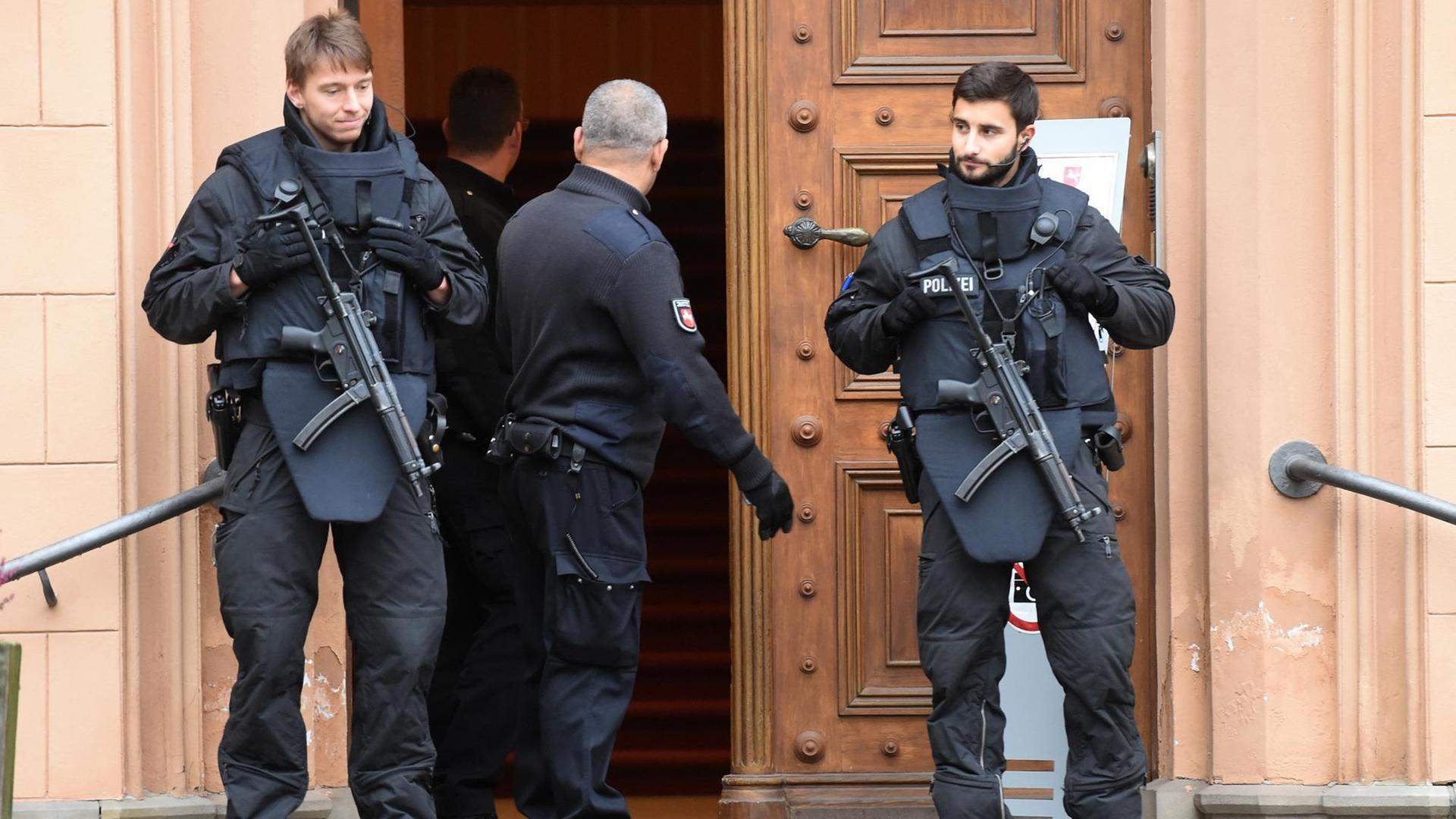 Polizisten sichern zum Prozessauftakt gegen Safia S. das Oberlandesgericht in Celle Polizisten sichern zum Prozessauftakt gegen Safia S. das Oberlandesgericht in Celle