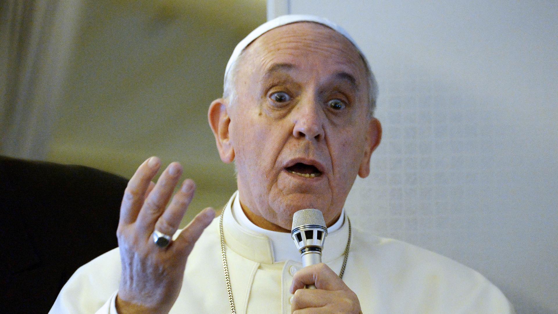 Papst Franziskus gibt eine Pressekonferenz im Flugzeug auf dem Rückweg von seiner Reise nach Südkorea. Papst Franziskus gibt eine Pressekonferenz im Flugzeug auf dem Rückweg von seiner Reise nach Südkorea.