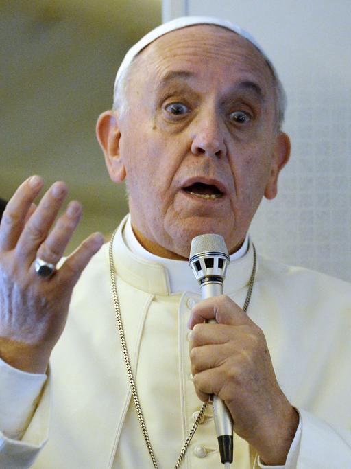 Papst Franziskus gibt eine Pressekonferenz im Flugzeug auf dem Rückweg von seiner Reise nach Südkorea.