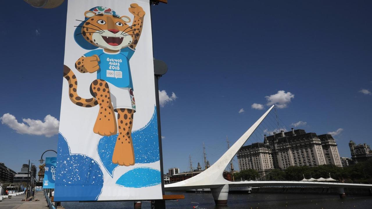Eine Fahne der Olympischen Jugend-Sommerspiele hängt über dem Wasser an der Puente de la Mucher. Eine Fahne der Olympischen Jugend-Sommerspiele hängt über dem Wasser an der Puente de la Mucher.