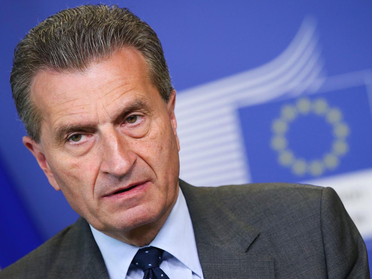 EU-Energiekommissar Günther Oettinger während einer Pressekonferenz am 24. Juni 2014 in der EU-Kommission in Brüssel, Belgien EU-Energiekommissar Günther Oettinger während einer Pressekonferenz am 24. Juni 2014 in der EU-Kommission in Brüssel, Belgien