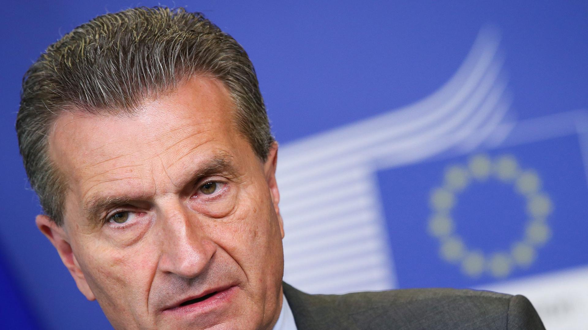 EU-Kommissar Günther Oettinger während einer Pressekonferenz am 24. Juni 2014 in der EU-Kommission in Brüssel, Belgien EU-Kommissar Günther Oettinger während einer Pressekonferenz am 24. Juni 2014 in der EU-Kommission in Brüssel, Belgien