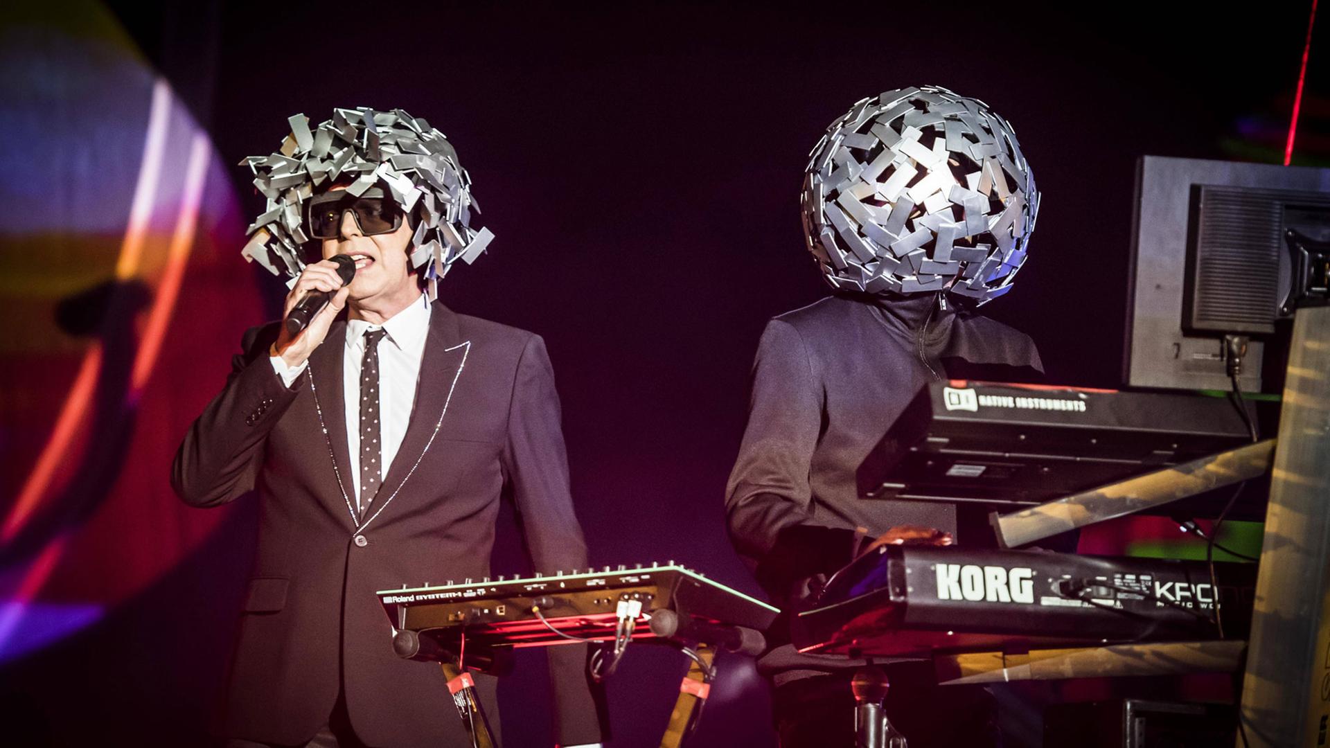 Neil Tennant (l) und Chris Lowe von den Pet Shop Boys auf dem Bestival 2017 in Lulworth Estate/GB. Neil Tennant (l) und Chris Lowe von den Pet Shop Boys auf dem Bestival 2017 in Lulworth Estate/GB.