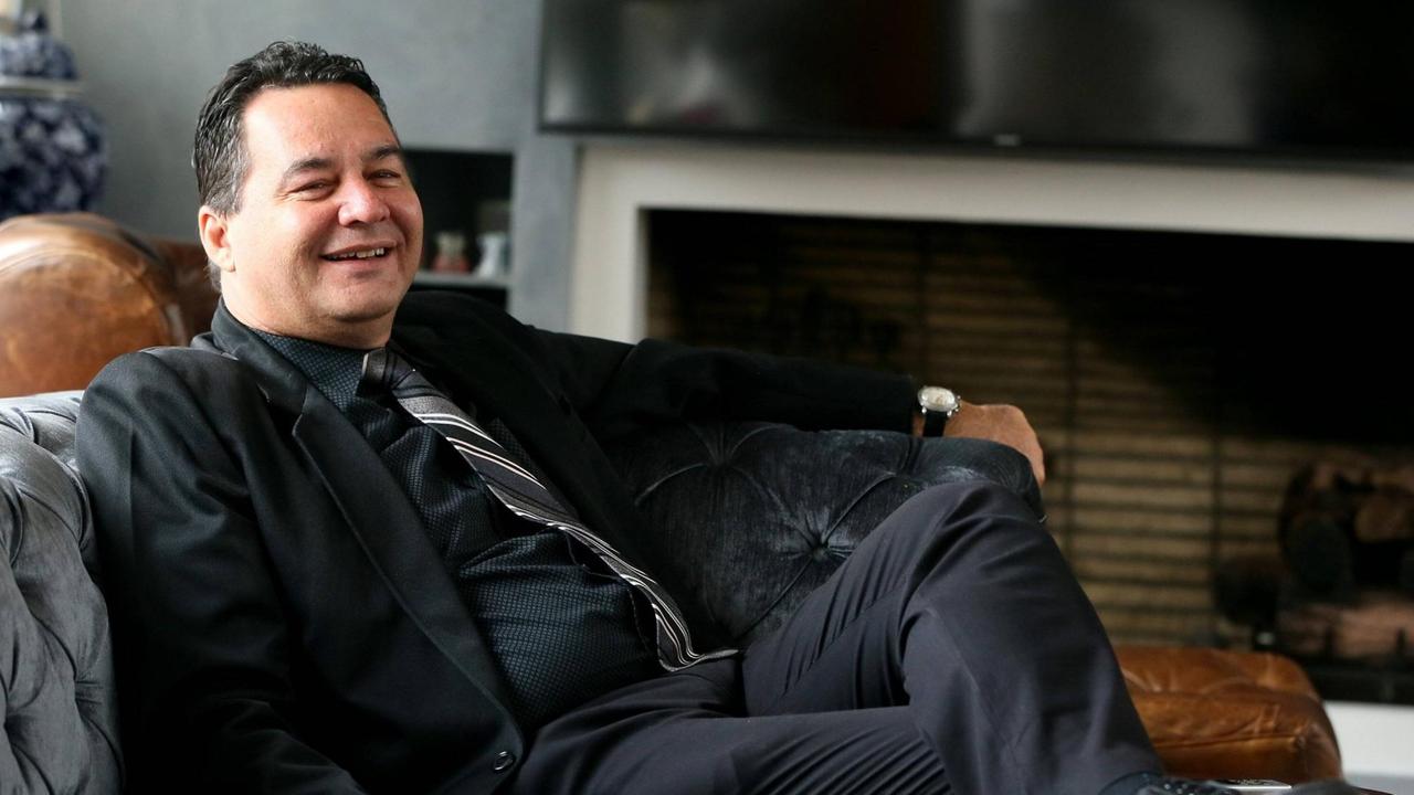 Der Autor Ángel Santiesteban bei einem Interview. Der Autor Ángel Santiesteban bei einem Interview.