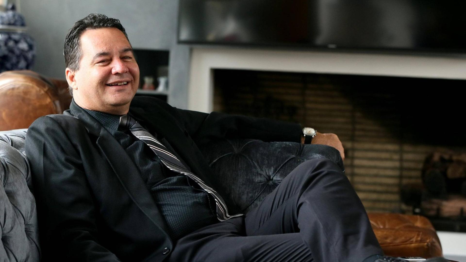 Der Autor Ángel Santiesteban bei einem Interview. Der Autor Ángel Santiesteban bei einem Interview.