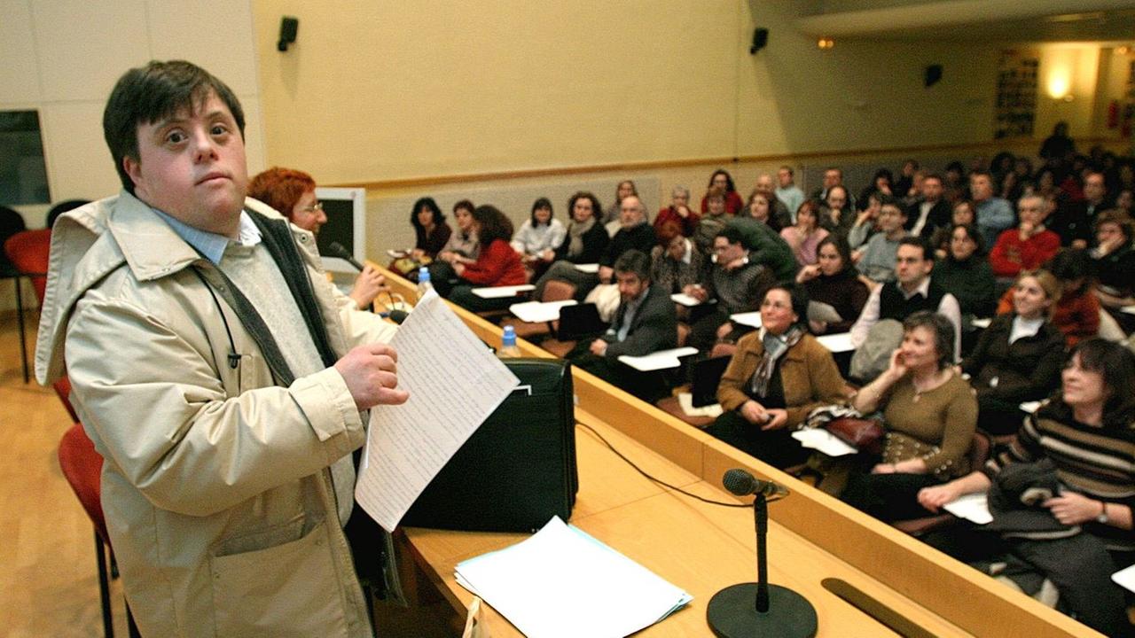 Der Schauspieler Pablo Pineda, aufgenommen in Barcelona (Foto vom 30.01.2004). Der Student aus Malaga ist mit dem Down-Syndrom zur Welt gekommen. Der Schauspieler Pablo Pineda, aufgenommen in Barcelona (Foto vom 30.01.2004). Der Student aus Malaga ist mit dem Down-Syndrom zur Welt gekommen.