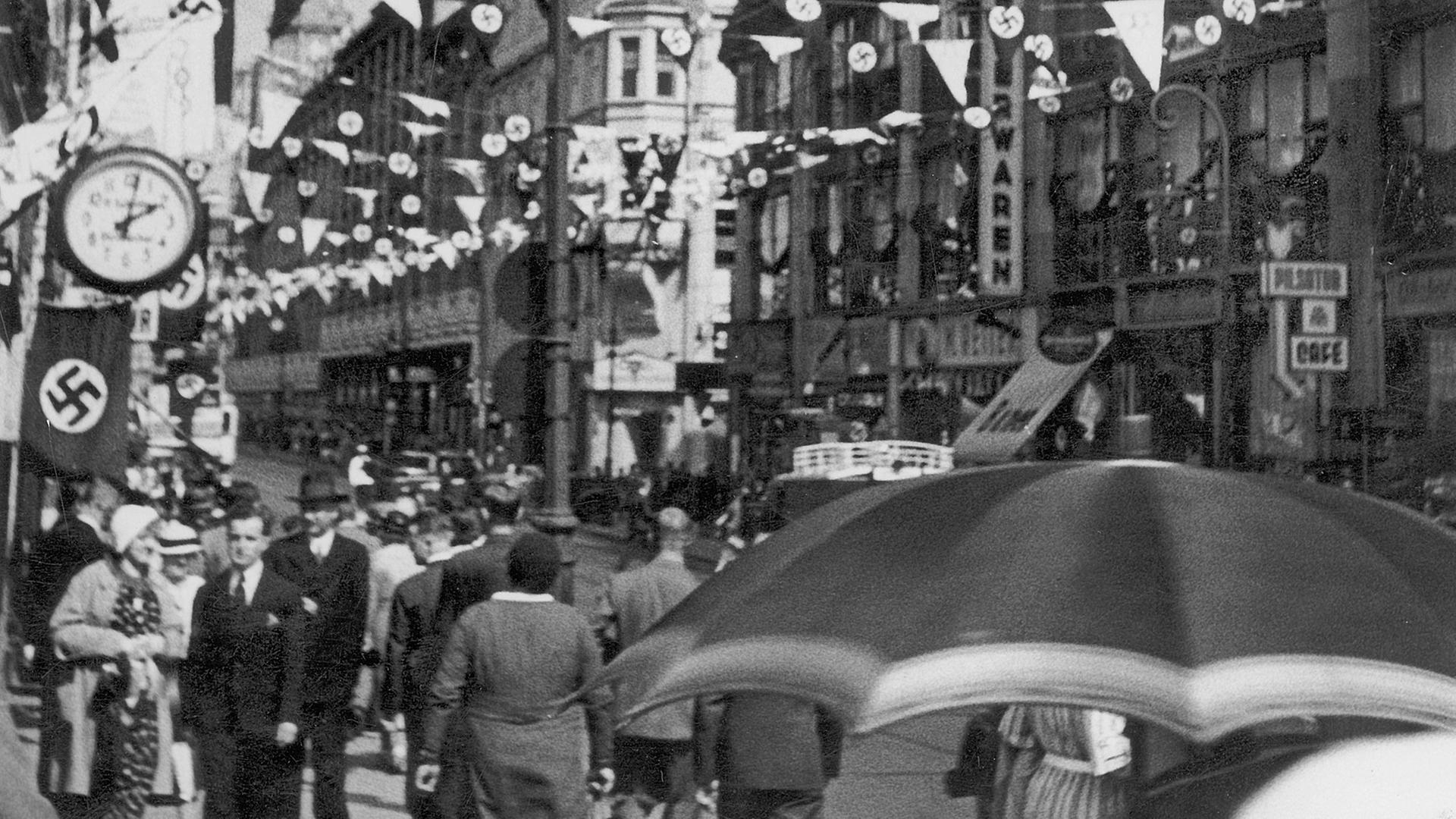 Die mit Hakenkreuz-Fahnen und -Wimpeln geschmückte Königsstraße in Berlin während der Olympischen Spiele im August 1936. Die mit Hakenkreuz-Fahnen und -Wimpeln geschmückte Königsstraße in Berlin während der Olympischen Spiele im August 1936.