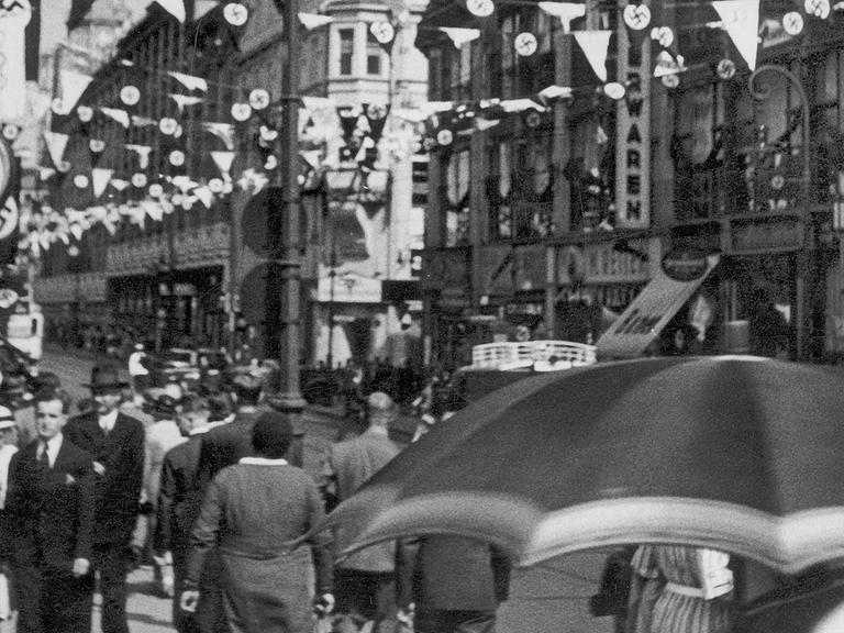 Die mit Hakenkreuz-Fahnen und -Wimpeln geschmückte Königsstraße in Berlin während der Olympischen Spiele im August 1936.