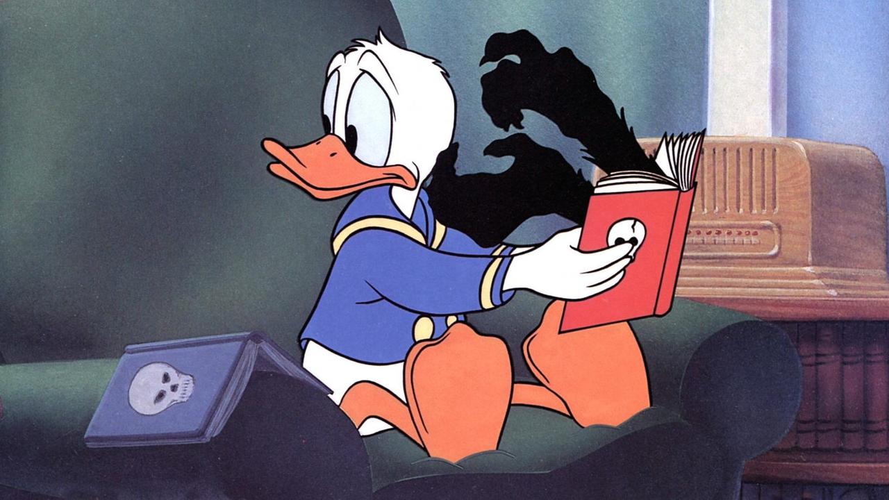 Donald Duck liest in einem Buch, aus dem ihm schwarze Hände entgegenkommen. Donald Duck liest in einem Buch, aus dem ihm schwarze Hände entgegenkommen.