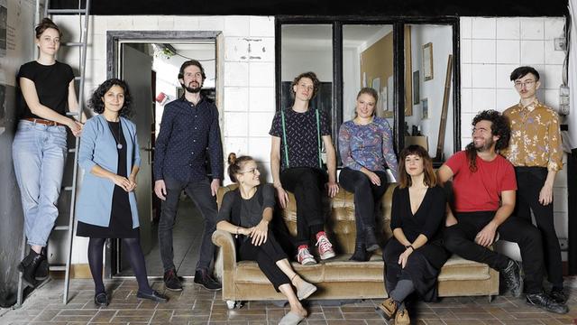 Gruppenfoto mit Sofa