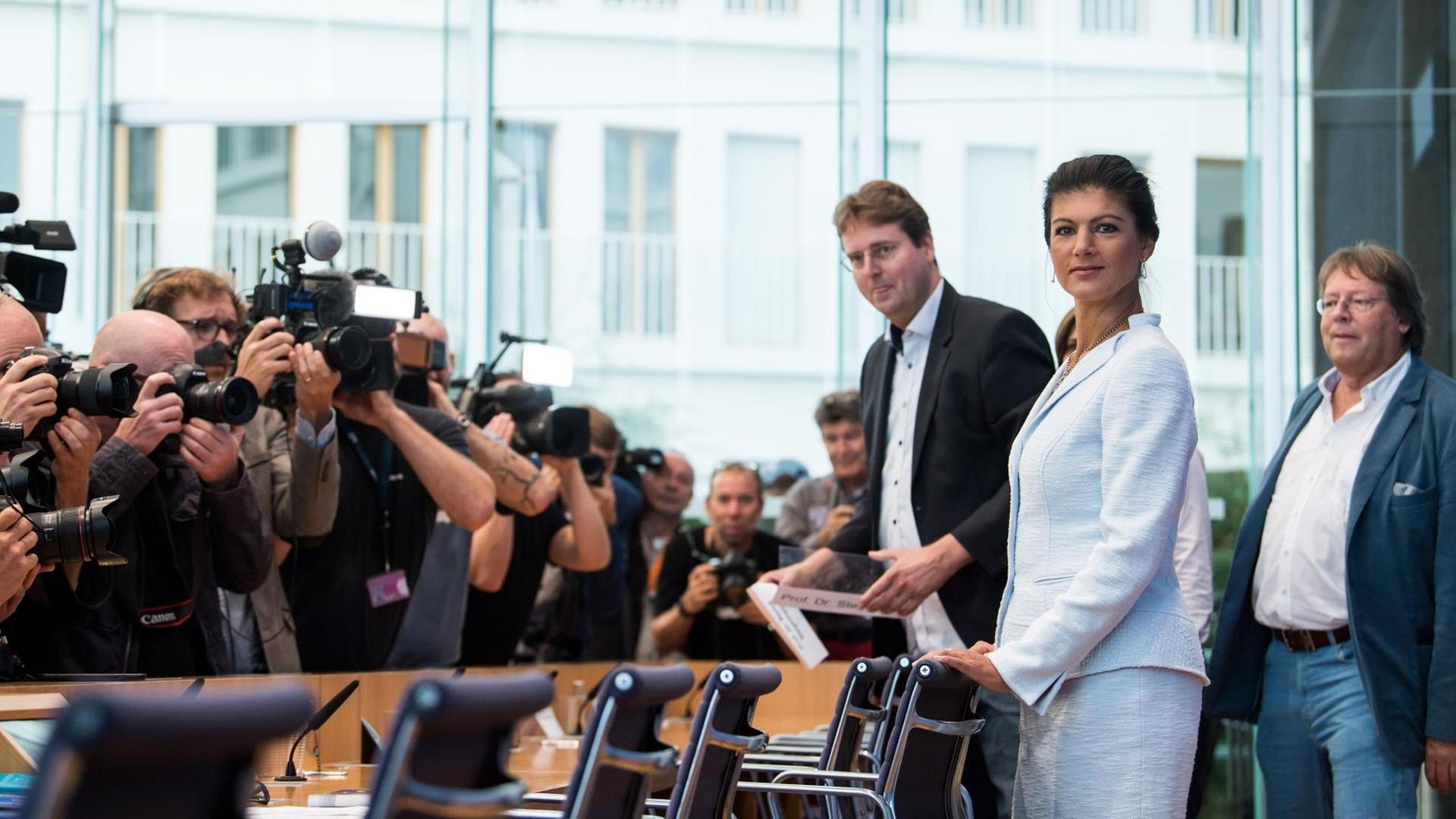 Sahra Wagenknecht (2vr), Vorsitzende der Bundestagsfraktion der Partei Die Linke, Ludger Volmer (r, Bündnis 90/Die Grünen), Simone Lange (verdeckt, SPD), Oberbürgermeisterin der Stadt Flensburg, und Bernd Stegemann (3vr), Autor und Dramaturg, stellen in der Bundespressekonferenz offiziell die Bewegung «Aufstehen» vor. Sahra Wagenknecht (2vr), Vorsitzende der Bundestagsfraktion der Partei Die Linke, Ludger Volmer (r, Bündnis 90/Die Grünen), Simone Lange (verdeckt, SPD), Oberbürgermeisterin der Stadt Flensburg, und Bernd Stegemann (3vr), Autor und Dramaturg, stellen in der Bundespressekonferenz offiziell die Bewegung «Aufstehen» vor.