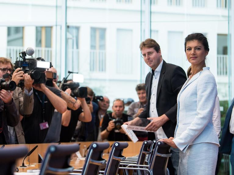 Sahra Wagenknecht (2vr), Vorsitzende der Bundestagsfraktion der Partei Die Linke, Ludger Volmer (r, Bündnis 90/Die Grünen), Simone Lange (verdeckt, SPD), Oberbürgermeisterin der Stadt Flensburg, und Bernd Stegemann (3vr), Autor und Dramaturg, stellen in der Bundespressekonferenz offiziell die Bewegung «Aufstehen» vor.