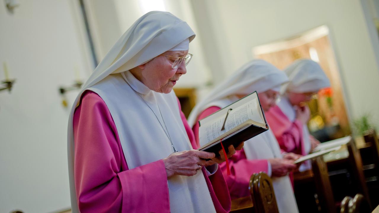 Die Nonne Mechthild betet gemeinsam mit anderen Anbetungsschwestern in Berlin im Kloster St. Gabriel in der Kirche, aufgenommen 2015. Die Nonne Mechthild betet gemeinsam mit anderen Anbetungsschwestern in Berlin im Kloster St. Gabriel in der Kirche, aufgenommen 2015.