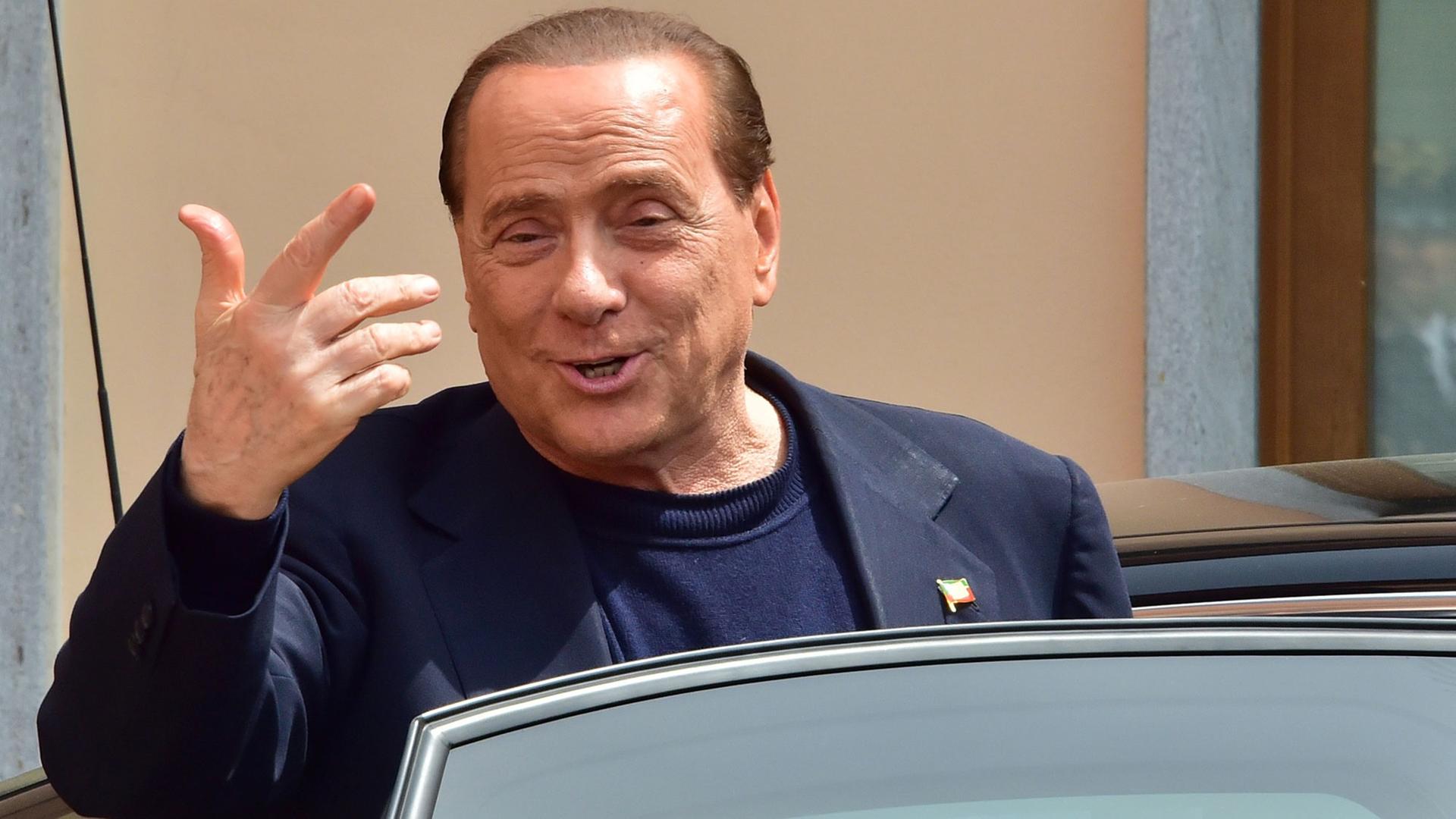 Silvio Berlusconi steigt am 9. Mai 2014 in ein Auto ein und zeigt eine grüßende Geste. Silvio Berlusconi steigt am 9. Mai 2014 in ein Auto ein und zeigt eine grüßende Geste.