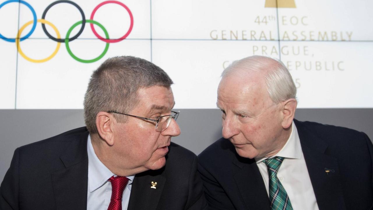 Thomas Bach und Patrick Hickey bei einer Versammlung 2015 Thomas Bach und Patrick Hickey bei einer Versammlung 2015