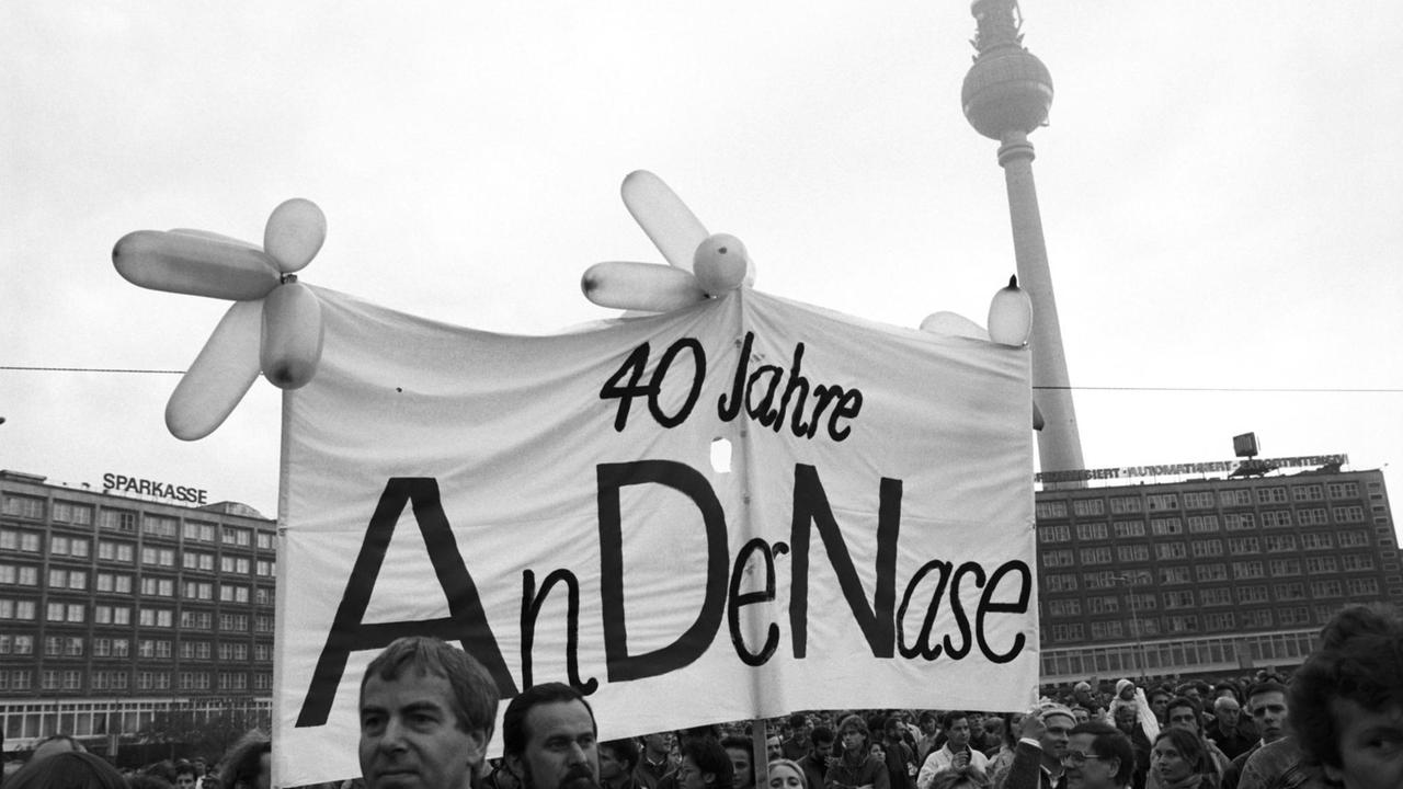 Demonstranten mit Transparent. Berlin erlebt an diesem Tag die größte Demonstration für eine andere DDR. Eine halbe bis eine Million Demonstranten ziehen durch die Innenstadt