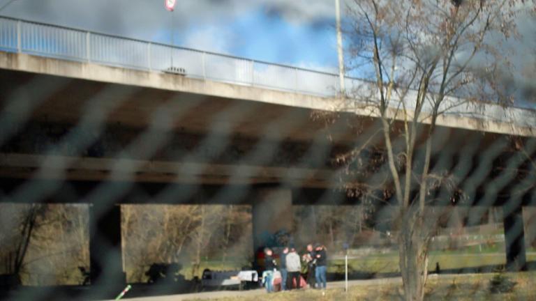 Obdachlose Jugendliche unter einer Brücke. Obdachlose Jugendliche unter einer Brücke.
