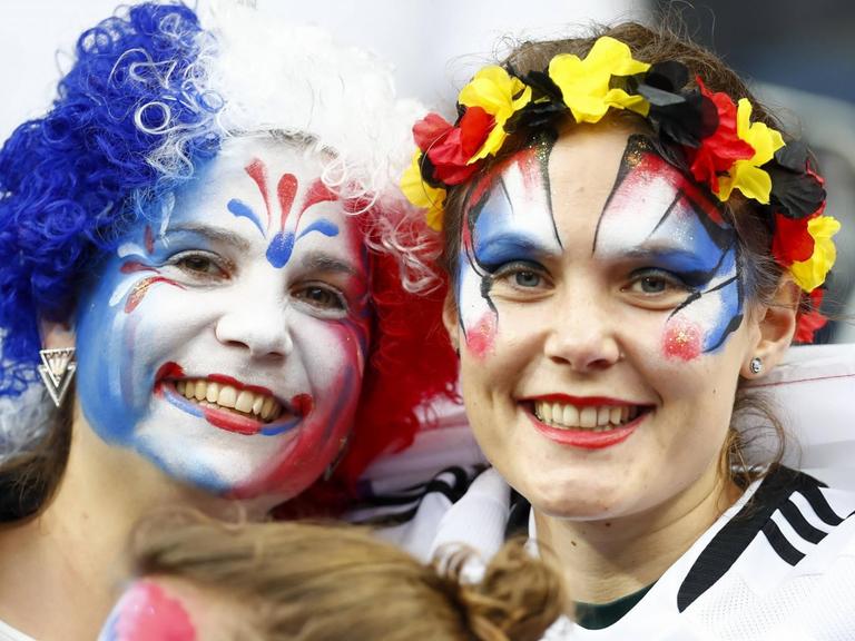 Fans der französischen und der deutschen Nationalmannschaft in St. Denis bei der Fußball-Europameisterschaft.