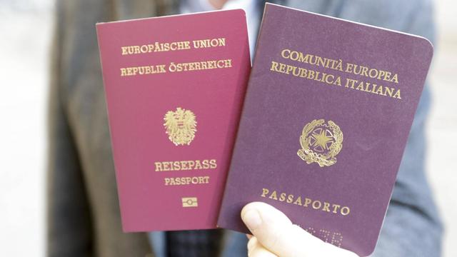 Doppelstaatsbürgerschaft der Südtiroler: italienischer und österreichischer Pass.
