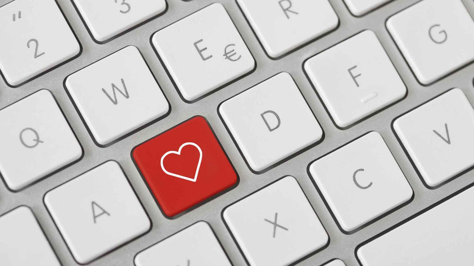 Eine Tastatur mit Herz-Taste Eine Tastatur mit Herz-Taste