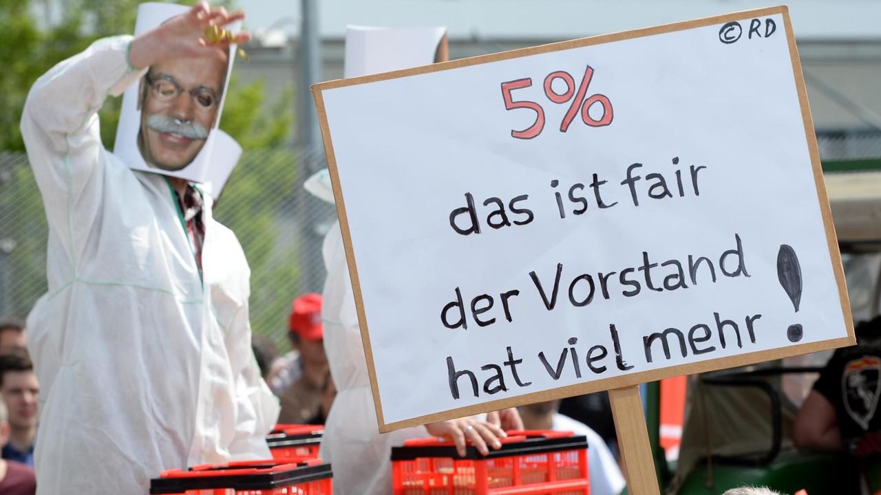 IG Metall-Warnstreik vor dem Mercedes-Benz-Werk. Auf einem Plakat steht am 09.05.2016 in Sindelfingen (Baden-Württemberg) "5% das ist fair der Vorstand hat viel mehr!"