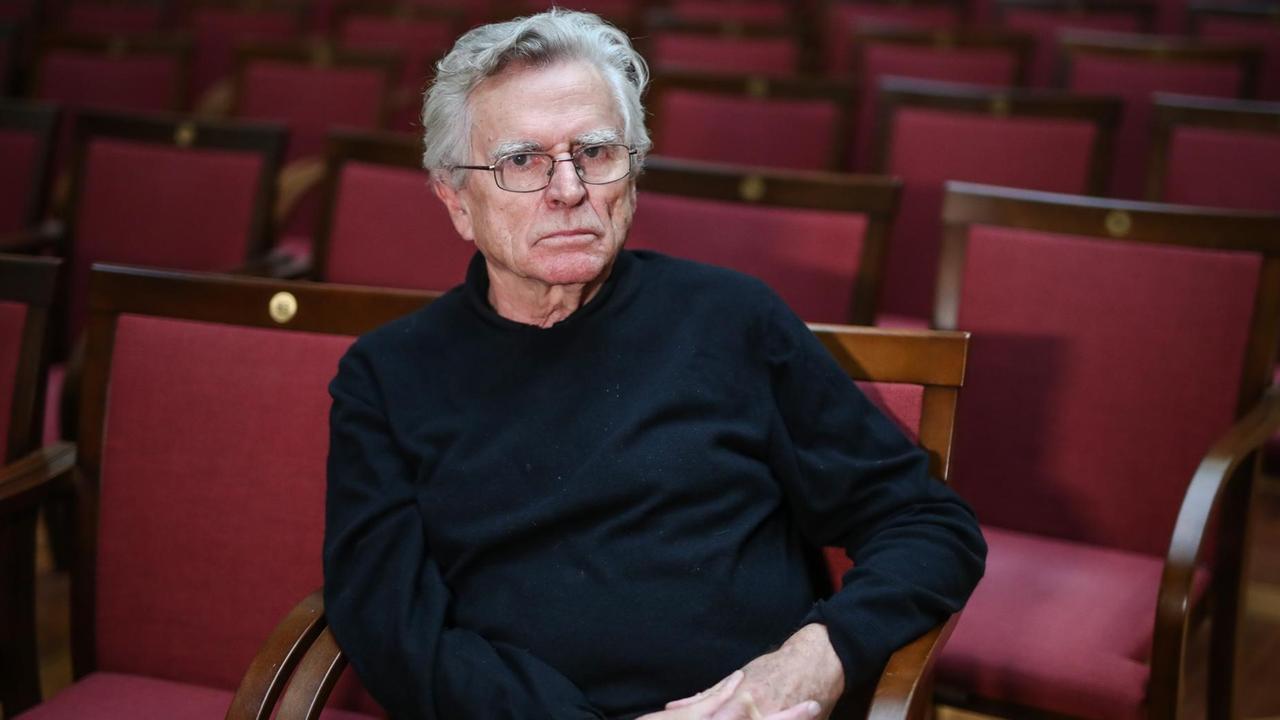 Der Tübinger Hirnforscher Niels Birbaumer sitzt nach einem Vortrag zum Thema Hirnforschung in einem Saal der Uiversität Tübingen. Der Tübinger Hirnforscher Niels Birbaumer sitzt nach einem Vortrag zum Thema Hirnforschung in einem Saal der Uiversität Tübingen.
