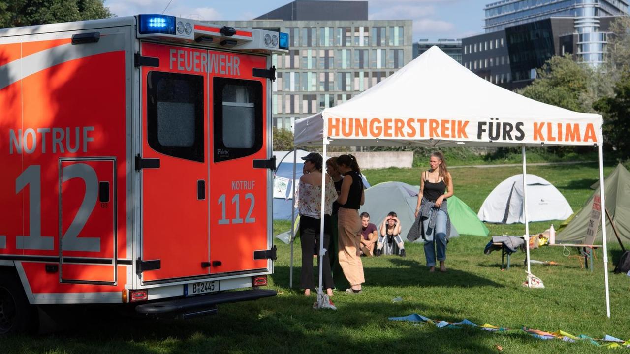 Ein Krankenwagen steht im Camp der Klimaaktivisten im Regierungsviertel. Dort befinden sich seit Tagen Aktivisten in einem Hungerstreik. Am Nachmittag musste einer der Klimaaktivisten mit Notarzt ins Krankenhaus gebracht werden.