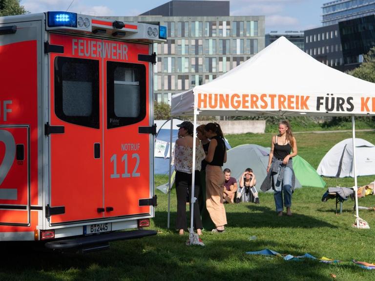 Ein Krankenwagen steht im Camp der Klimaaktivisten im Regierungsviertel. Dort befinden sich seit Tagen Aktivisten in einem Hungerstreik. Am Nachmittag musste einer der Klimaaktivisten mit Notarzt ins Krankenhaus gebracht werden.