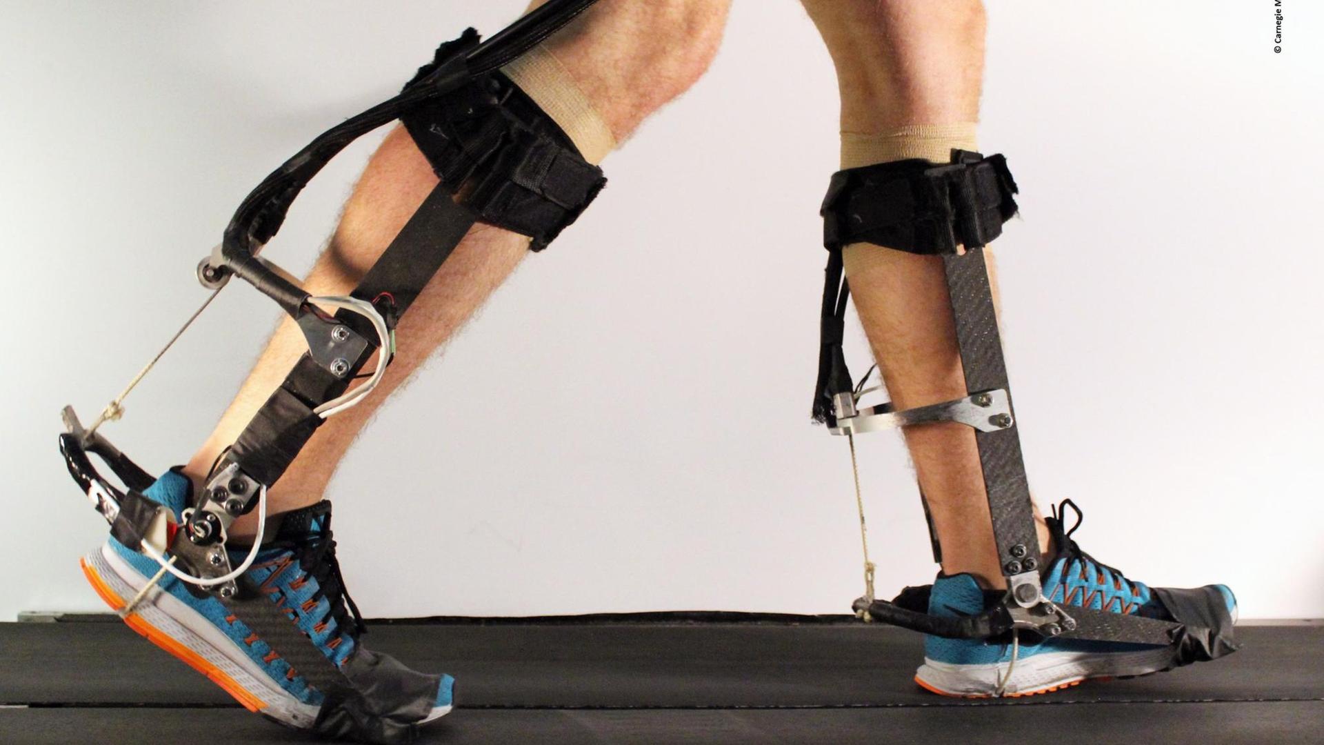 An den Beinen eines Probanden im Labor wurde ein Exoskelett geschnallt, eine neuartige adaptive Gehhilfe. An den Beinen eines Probanden im Labor wurde ein Exoskelett geschnallt, eine neuartige adaptive Gehhilfe.