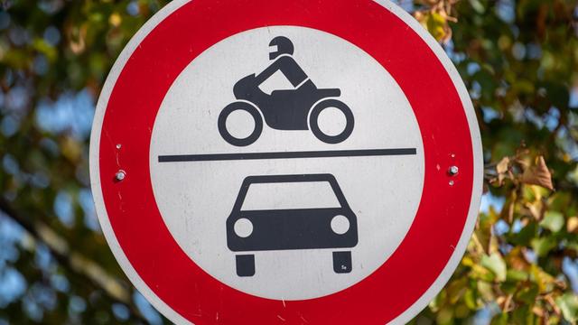 Verbotsschild für Motorräder und Autos.