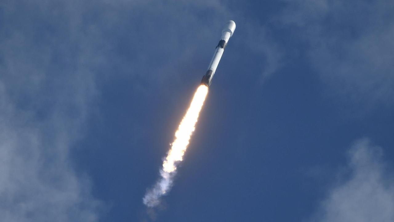SpaceX schickt 58 weitere Starlink-Satelliten in den Orbit mit seiner Falcon-9-Rakete, gestartet am 18. August 2020 von der Cape Canaveral Air Force Station in Florida aus. SpaceX schickt 58 weitere Starlink-Satelliten in den Orbit mit seiner Falcon-9-Rakete, gestartet am 18. August 2020 von der Cape Canaveral Air Force Station in Florida aus.