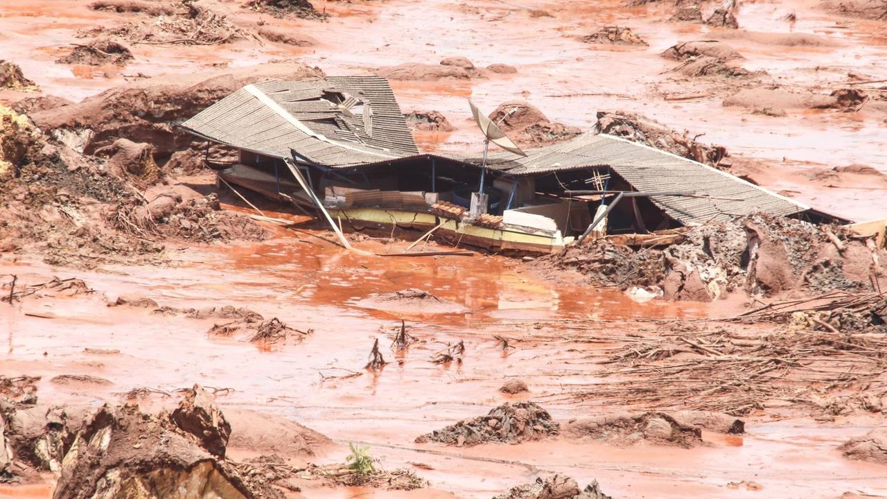 Schlammlawine nach Bruch eines Staudamms im brasilianischen Mariana im November 2015.