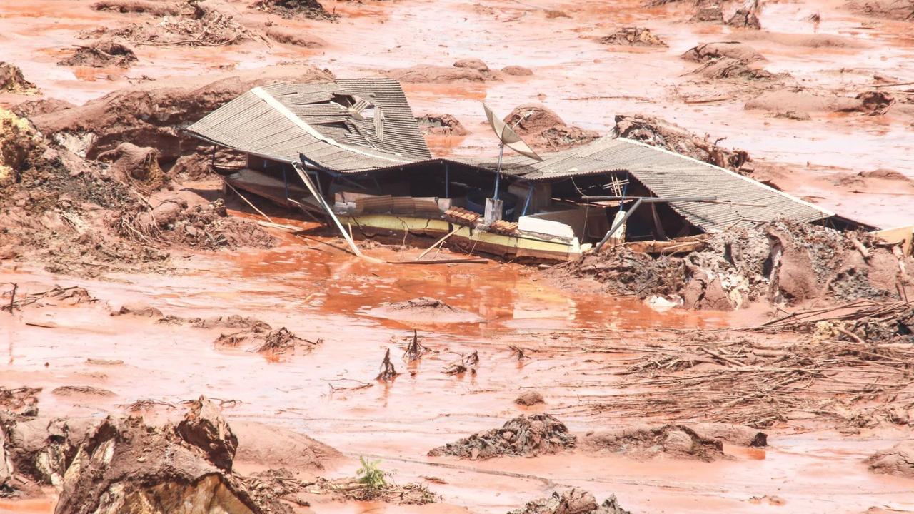 Schlammlawine nach Bruch eines Staudamms im brasilianischen Mariana im November 2015. Schlammlawine nach Bruch eines Staudamms im brasilianischen Mariana im November 2015.