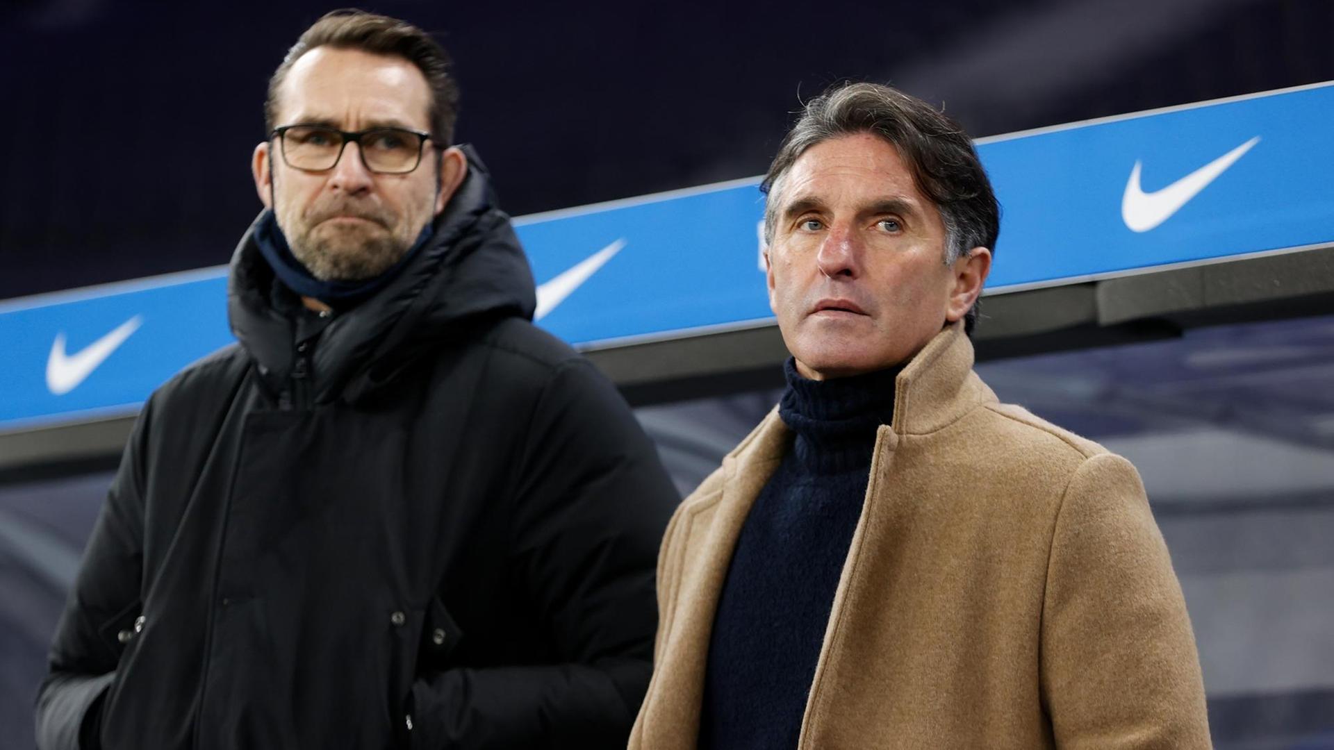 Herthas Trainer Bruno Labbadia (rechts) und Manager Michael Preetz stehen vor Spiel-Beginn vor der Bank. Herthas Trainer Bruno Labbadia (rechts) und Manager Michael Preetz stehen vor Spiel-Beginn vor der Bank.