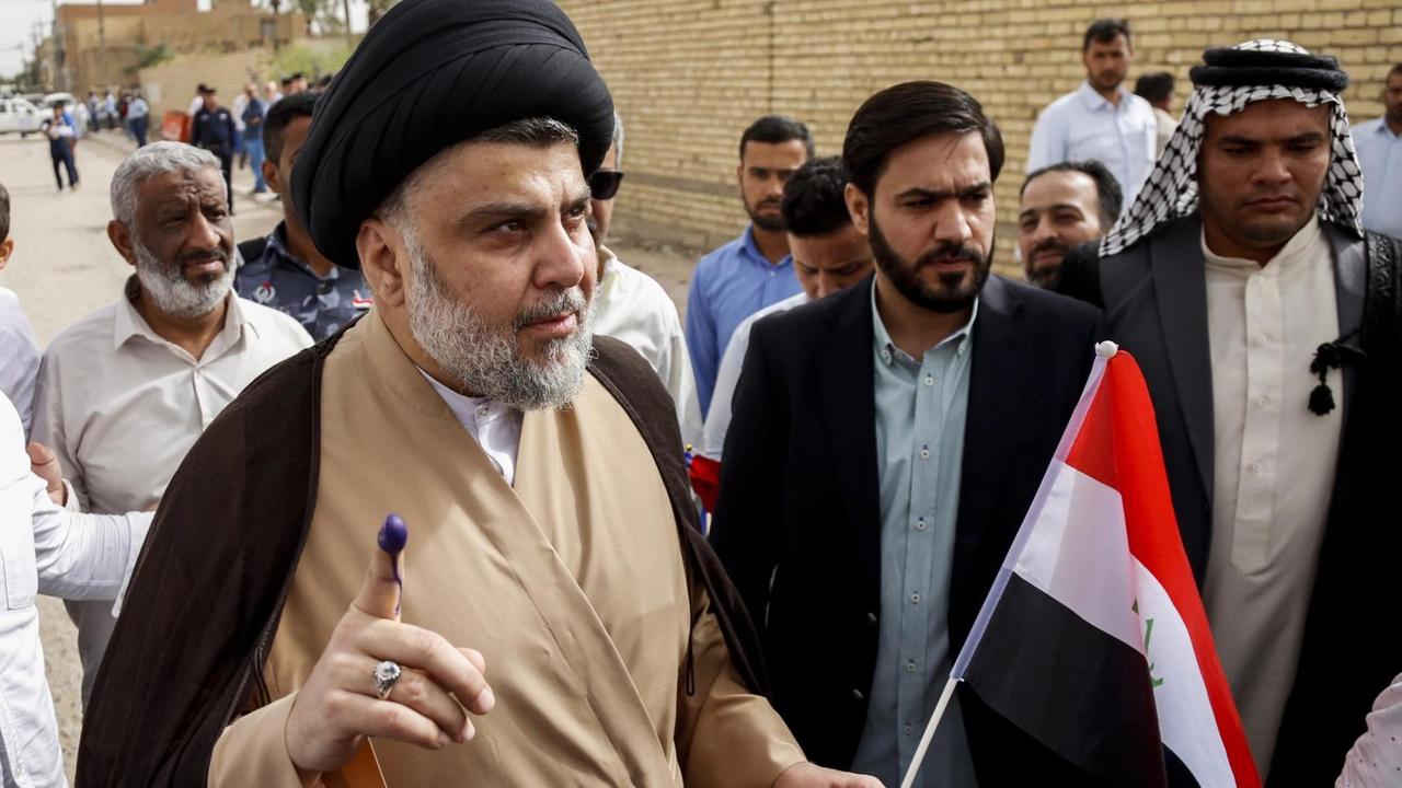 Der schiitische Prediger Muqtada as-Sadr und seine Saairun-Allianz holten im Mai mit 16 Prozent der Stimmen, die meisten Sitze im Parlament. Der schiitische Prediger Muqtada as-Sadr und seine Saairun-Allianz holten im Mai mit 16 Prozent der Stimmen, die meisten Sitze im Parlament.