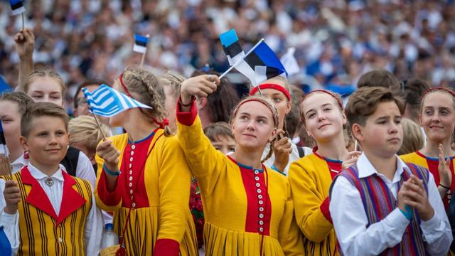 Kinder in Trachten beim Sängerfest in Tallinn, Estland am 06.07.2019