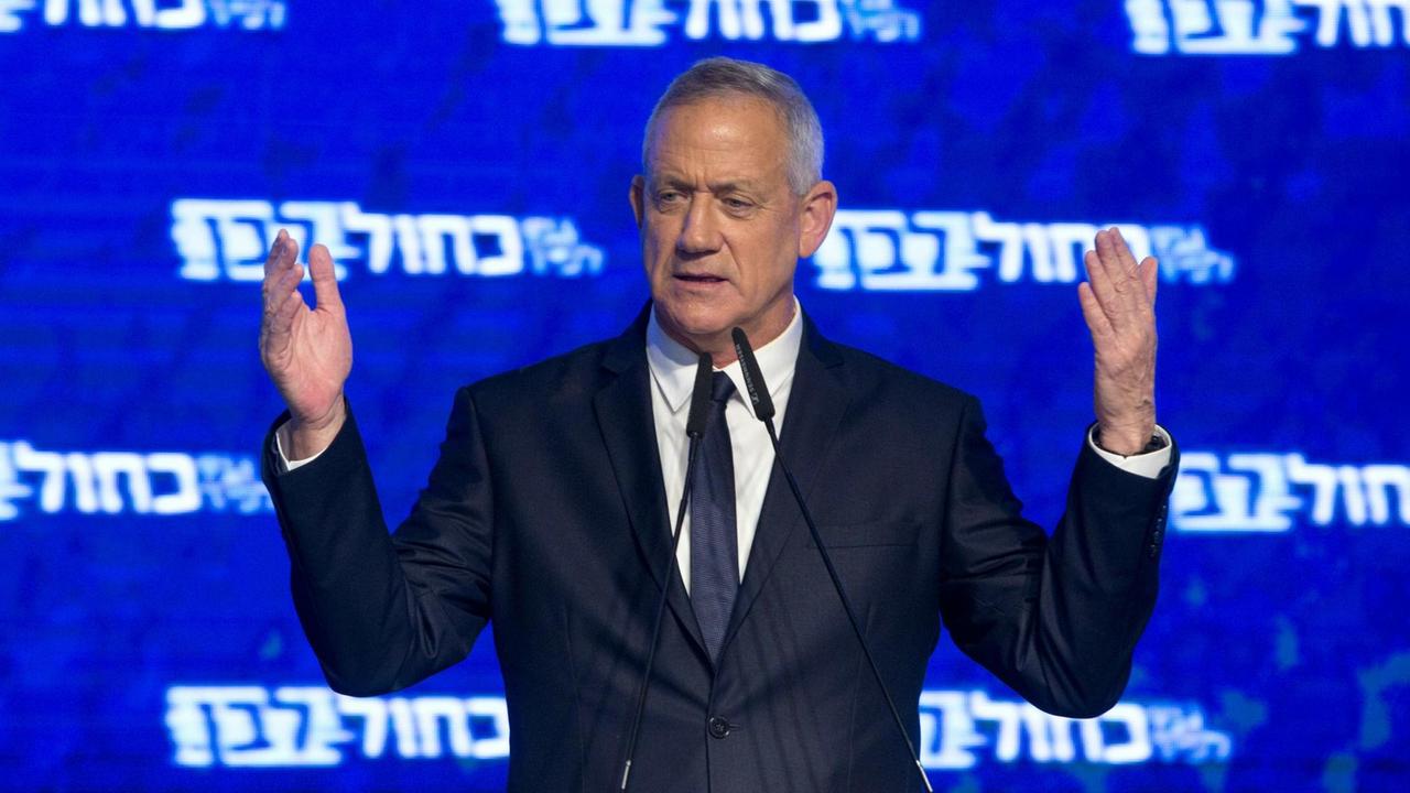 Das Foto zeigt Benny Gantz, den Spitzenkandidaten des Bündnisses "Blau-Weiß". Er spricht am Wahlabend zu seinen Anhängern. Das Foto zeigt Benny Gantz, den Spitzenkandidaten des Bündnisses "Blau-Weiß". Er spricht am Wahlabend zu seinen Anhängern.
