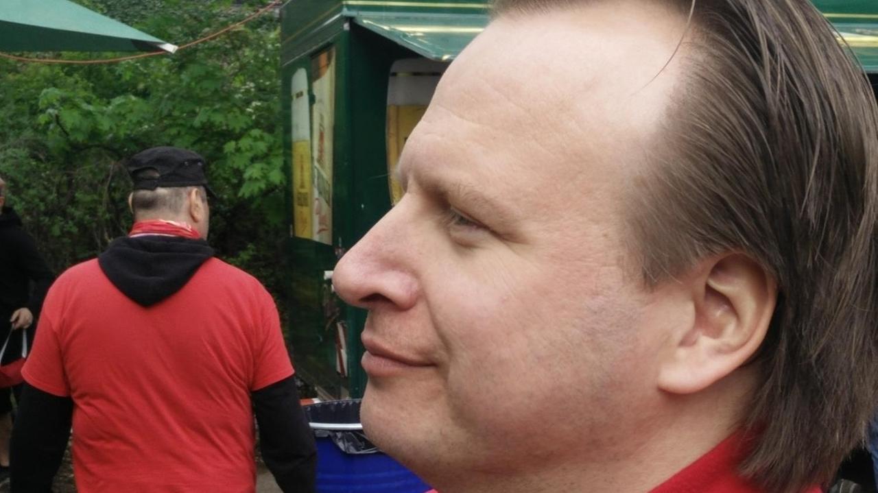 Lassi aus Lahti vor der Fankneipe Lassi aus Lahti vor der Fankneipe